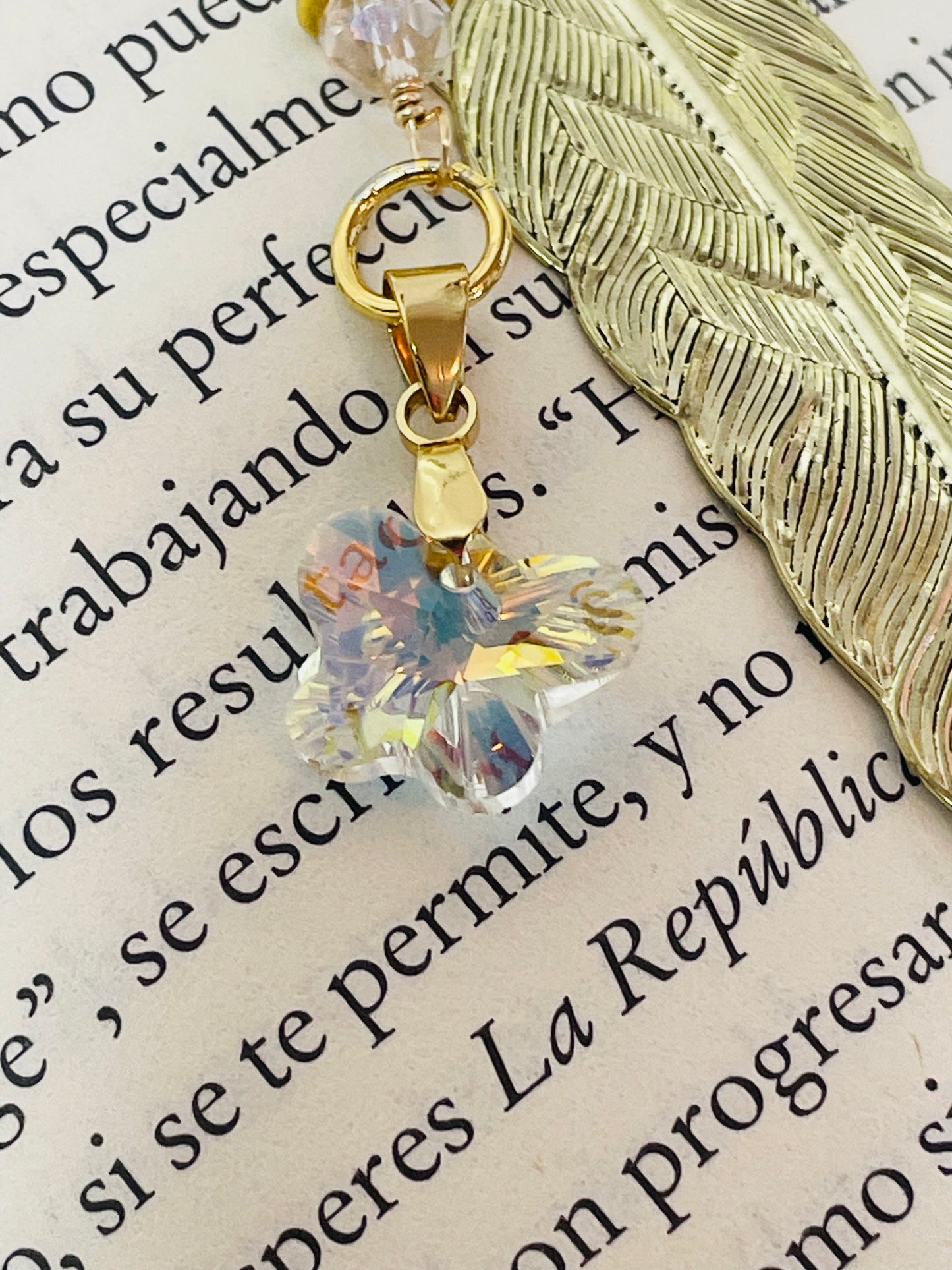 Marcador Pluma Elegante con Charm Tornasol